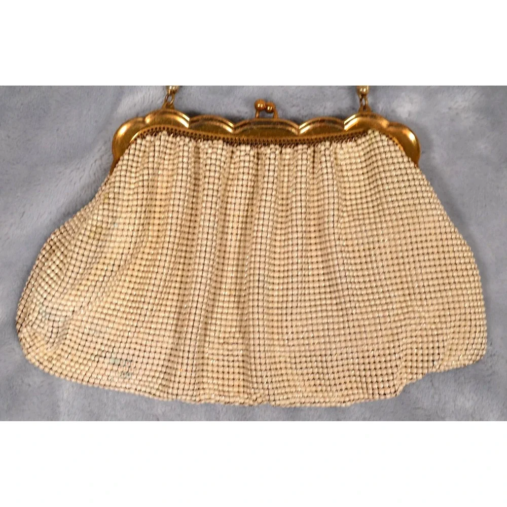 Vintage Whiting & Davis Cream Color Metal‎ Mesh Chainmail Coin Purse Kiss Lock
